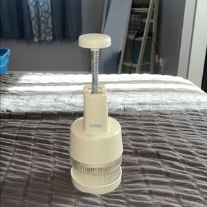 White Plastic Herb/Vegetable Chopper with Plunger